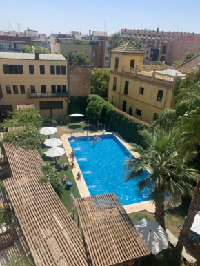 Apartamento próximo al centro de 2 dormitorios con piscina.